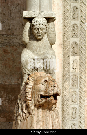 Ferrara Italie sculpture de marbre d'un lion à l'extérieur de la Cathédrale Banque D'Images