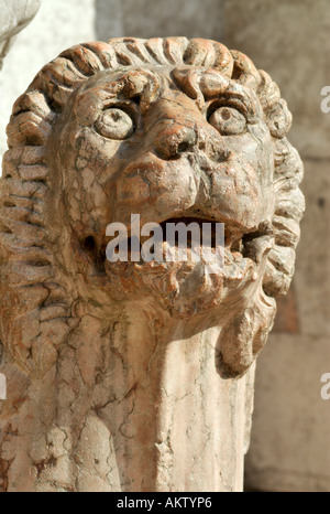 Ferrara Italie sculpture de marbre d'un lion à l'extérieur de la Cathédrale Banque D'Images