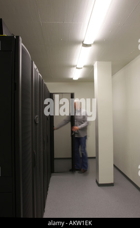 Administrateur réseau workin in server room personne floue Banque D'Images