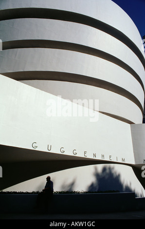 Manhattan, New York, USA. De l'extérieur le Musée Solomon R. Guggenheim sur la Cinquième Avenue, conçu par Frank Lloyd Wright. Banque D'Images