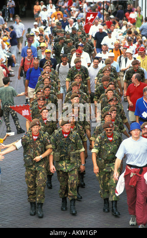 Les quatre jours de marche Nimwegen groupes militaires Banque D'Images