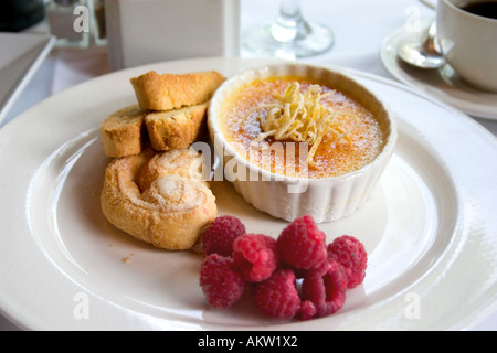 Crème brûlée aux framboises servi après le déjeuner. Nicollet Island Inn Minneapolis Minnesota MN USA Banque D'Images