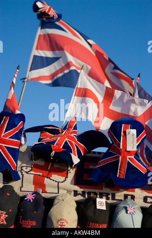 Londres, Angleterre et en souvenirs et de souvenirs de football y compris des casquettes de baseball et des drapeaux Banque D'Images