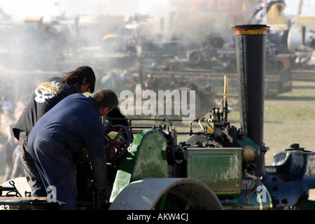 Close up d'hommes vintage conduite à vapeur à Grande Vapeur Dorset Rally 2005 Banque D'Images