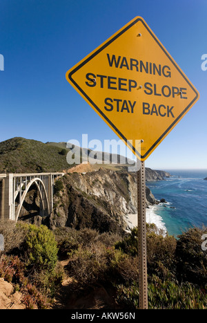 Panneau d'avertissement près de Bixby Bridge, Big Sur, California USA Banque D'Images