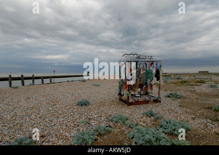 Travaux d'art composé de déchets collectés sur les galets au-dessus de l'embouchure de la rivière Rother Banque D'Images