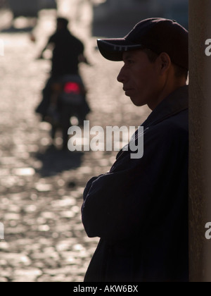 Les gens qui attendent le matin dans la rue Banque D'Images
