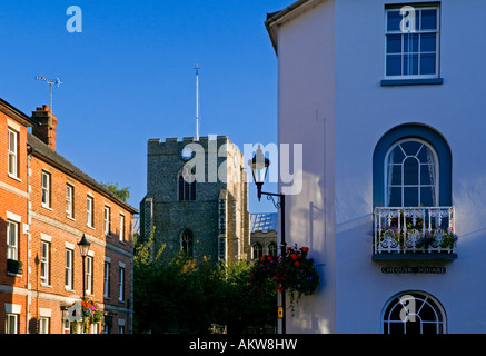 Maisons et église dans le centre de Bury St Edmunds près de Cathédrale St Edmundsbury Suffolk Angleterre UK Banque D'Images