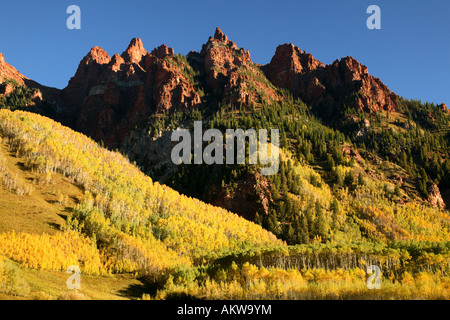 Automne couleur rougeâtre et pics dans le Bells-Snowmass marron désert du Colorado, USA Banque D'Images