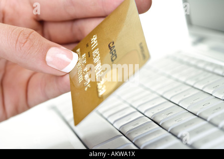 Woman holding bank card, close-up Banque D'Images