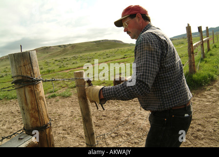 La réparation d'une clôture de chantier Ranch Dakota du Nord Banque D'Images