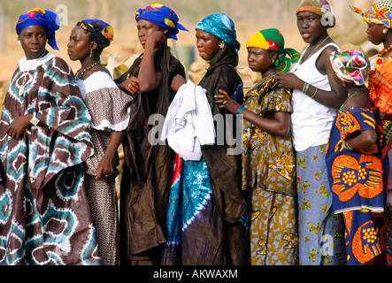 Les femmes Dogon dance en procession lors d'une fête de village, au Mali Banque D'Images