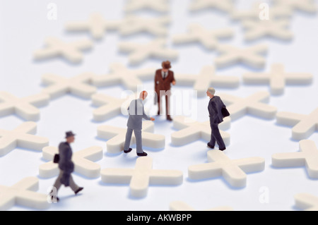 Réseau d'affaires, de figurines en forme de croix sur pièces latic Banque D'Images