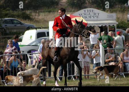 Huntsman défilant fox hounds à Wokingham Berkshire, Country Show 2005 Banque D'Images