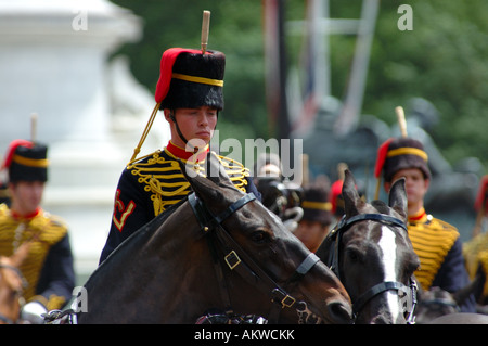 Des soldats de la troupe du Roi Royal Horse Artillery prendre part à la parade de la couleur sur l'anniversaire officiel de la Reine Banque D'Images