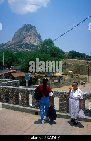 Pena de Bernal, Monolith, roche massive, pueblo mágico, Bernal, San Sebastian Bernal, l'État de Querétaro, Mexique Banque D'Images