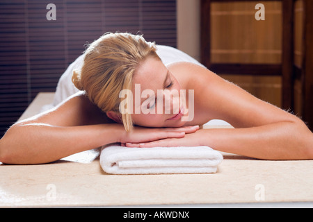 Allemagne, young woman lying on massage table Banque D'Images