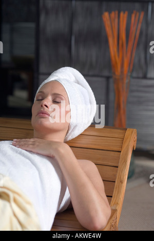 Allemagne, woman wearing towel turban Banque D'Images