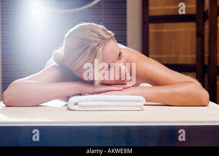 Allemagne, young woman lying on massage table Banque D'Images