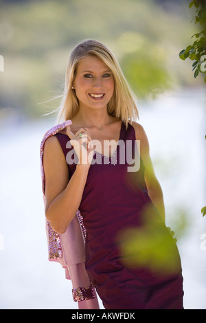 Jeune femme portant robe violette, close-up Banque D'Images