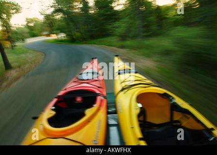Les kayaks sur une galerie comme la voiture roule sur une route sinueuse Banque D'Images