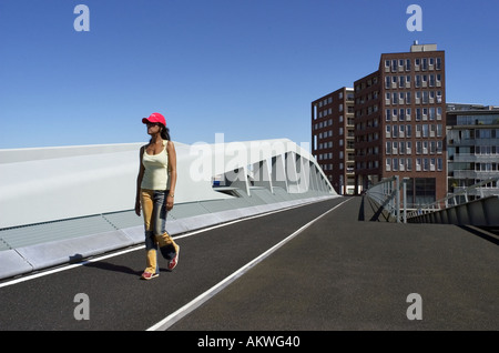 Pont moderne qui mène vers Java Eiland à Amsterdam Banque D'Images