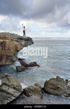 Femme debout sur la falaise Banque D'Images