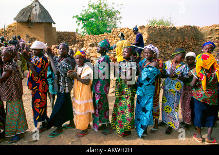 Les femmes Dogon dance en procession lors d'une fête de village, au Mali Banque D'Images