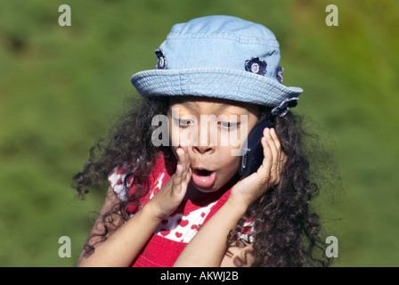 Jeune fille à parler sur son téléphone portable Banque D'Images