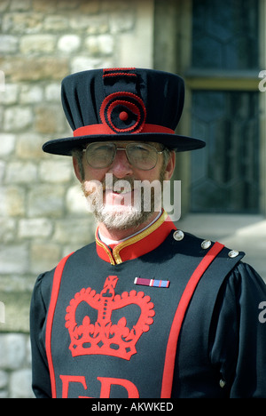 Homme en uniforme beefeater traditionnel tour de Londres London England uk photo illustration Banque D'Images