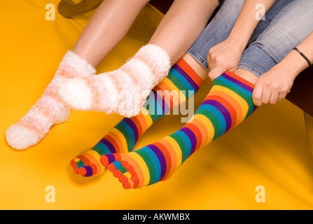 Deux adolescentes (15-17) Wearing Colorful Chaussettes dépareillées USA Banque D'Images
