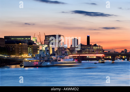 Hms belfast seconde guerre mondiale navire amarré tamise London England uk nuit Banque D'Images