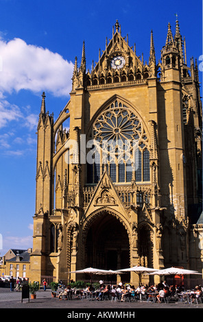 France, Moselle, Metz, cathédrale Saint Etienne et le café sur la Place de la cathedrale Banque D'Images