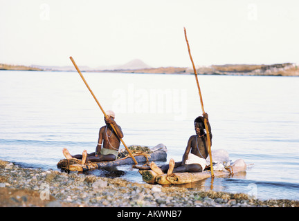 Deux pêcheurs El Molo sur des radeaux faits de journaux de palm Le Lac Turkana au nord du Kenya, Afrique de l'Est Banque D'Images