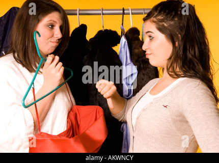 Portrait de deux adolescentes (15-17) Le choix des vêtements à porter, Se préparer aux Etats-Unis Banque D'Images