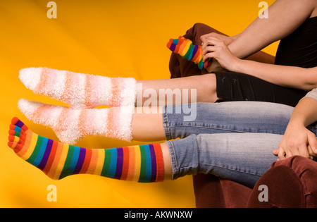 Deux adolescentes (15-17) Wearing Colorful Chaussettes dépareillées USA Banque D'Images
