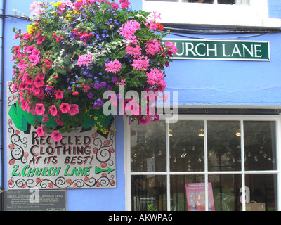 Des fleurs à church lane glastonbury town city centre Banque D'Images
