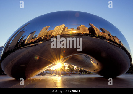 Lever du soleil à Cloud Gate ou la fève dans Millennium Park Chicago Illinois Banque D'Images