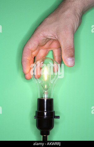 Changement de main lightbulb Banque D'Images