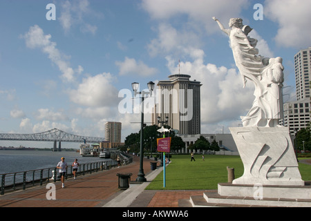 Woldenberg Riverfront Park et Monument à l'Immigrant Mississippi River New Orleans Louisiane USA Banque D'Images