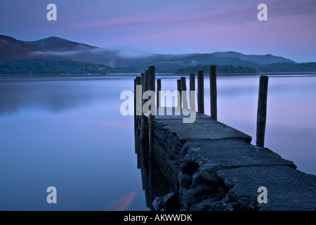 Embarcadère à l'aube du Derwent Water Lake District, Cumbria Banque D'Images