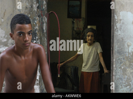 Un portrait de famille dans une rue de la Havane Cuba. générations comparées. mêmes visages différents âges. Banque D'Images