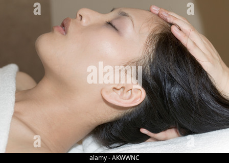 Close Up of Woman Masseuse mains massage tête donnant à Girl In Health Spa Taipei Taiwan Chine Banque D'Images