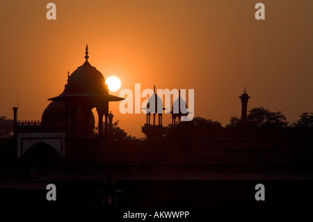 Les tours de garde du Fort Rouge d'Agra sont découpé sur le coucher du soleil à Agra, Uttar Pradesh, Inde. Banque D'Images