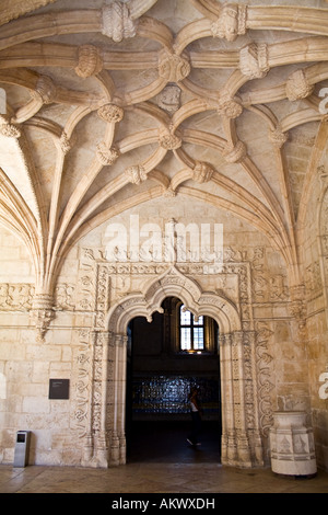 Réfectoire porte dans le monastère, Lisbonne, Portugal. Classé au Patrimoine Mondial de l'UNESCO. Banque D'Images