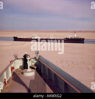 Les pétroliers pris en direction du pont de l'ancienne P & O SS Chemise sur l'Arcadia Ballah boucle du Canal de Suez Egypte Banque D'Images