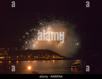 Livre des Records Guinness tentative réussie par Roy Lowry de lancer plus de 55000 roquettes dans un rendez-vous au port de Plymouth en Angleterre Banque D'Images