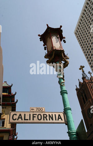 Lanterne typique avec 'California' sign in Chinatown, San Francisco, Californie, en Amérique du Nord, Etats-Unis Banque D'Images