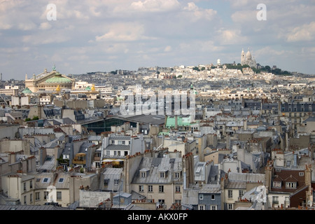 Vue sur le Sacré Coeur et la grande roue de Paris dans le jardin du Carrousel Banque D'Images