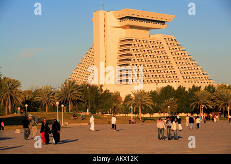 Qatar, Doha, promenade sur la corniche avec l'hôtel Sheraton de Doha dans l'arrière-plan Banque D'Images